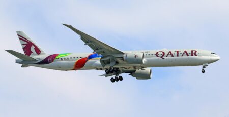 qatar airways boeing 777 plane